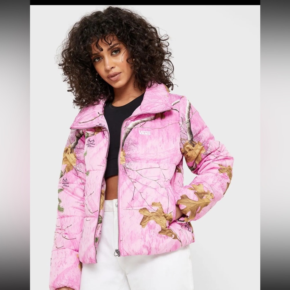 Vans × Realtree Xtra Visit Foundry Puffer Jacket in pink camo